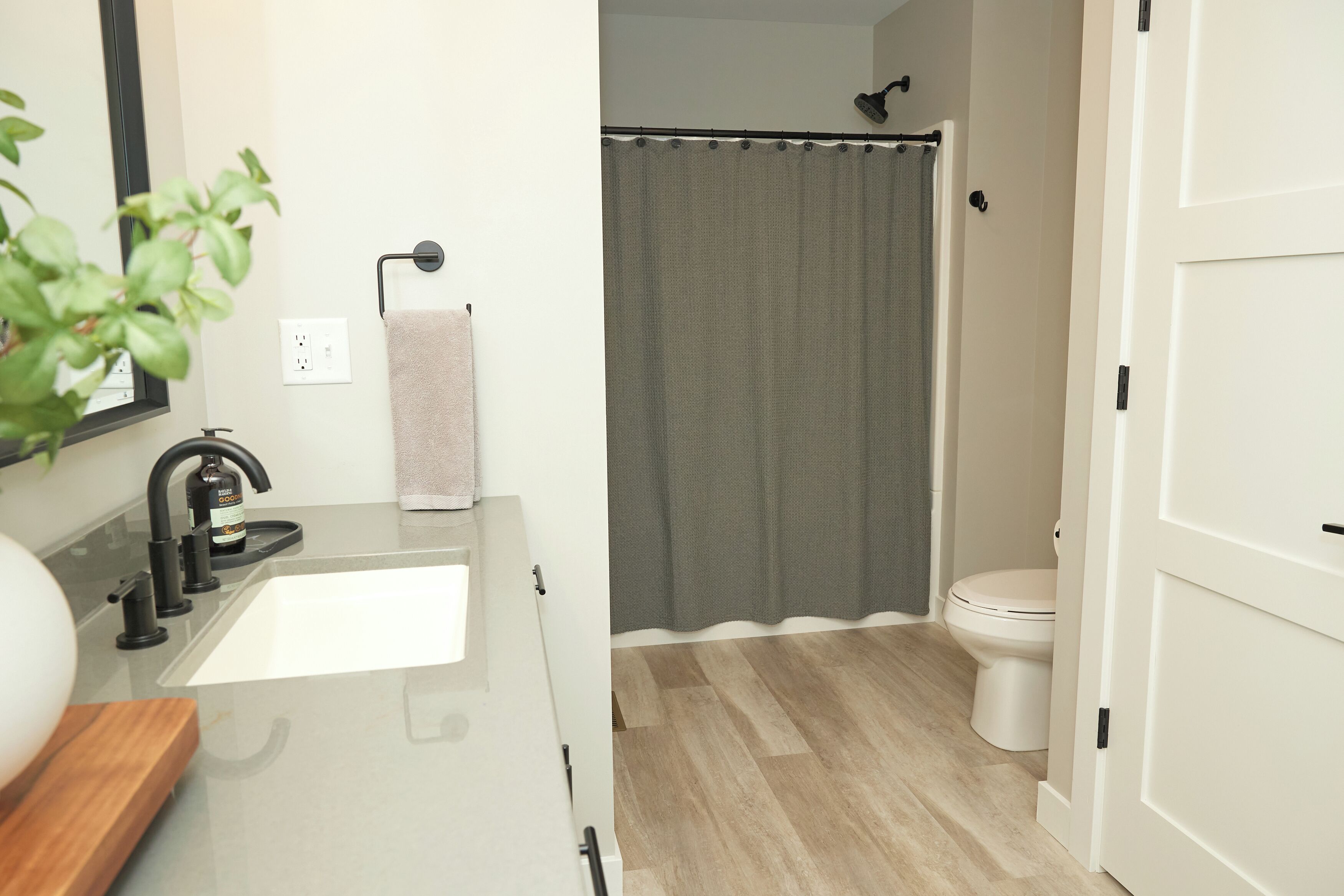 Suihku, hiustenkuivaaja, pyyhkeet, saippua