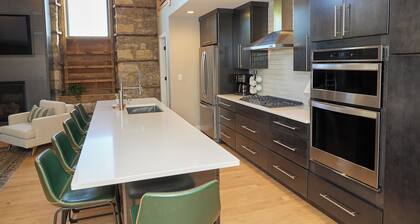 Beautiful 3 bed 2.5 bath condo w/pullout sofa in downtown Utica