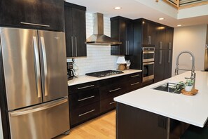 Fridge, microwave, oven, stovetop - Beautiful 3 bed 2.5 bath condo w/pullout sofa in downtown Utica (North Utica)