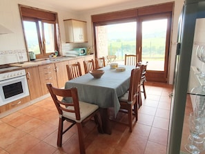 Kühlschrank, Mikrowelle, Ofen, Geschirrspüler