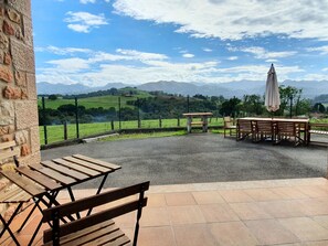 Outdoor dining - La Bergerie del Uncal (Nevares)