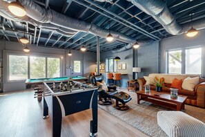 Games room - Spacious mountain view lodge with  firepit, game room and incredible views (Black Mountain)
