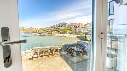 Ty Lawr -  an on the beach that sleeps 8 guests  in 4 bedrooms