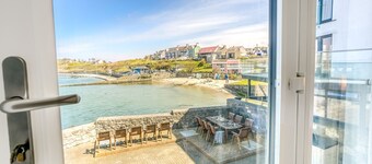 Ty Lawr -  an on the beach that sleeps 8 guests  in 4 bedrooms