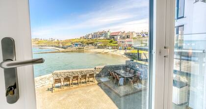 Ty Lawr - an on the beach that sleeps 8 guests in 4 bedrooms