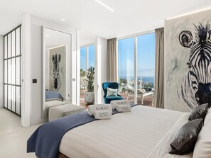 3 bedrooms, in-room safe, iron/ironing board, travel cot - Karat Villa Blue Torviscas (Costa Adeje)