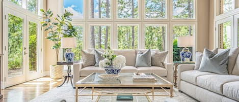 Smart TV, lareira, escritórios