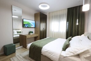 1 bedroom, desk, WiFi