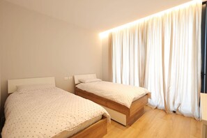 3 bedrooms, desk, WiFi