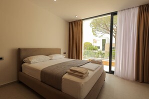 4 bedrooms, desk, WiFi