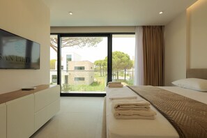 4 bedrooms, desk, WiFi