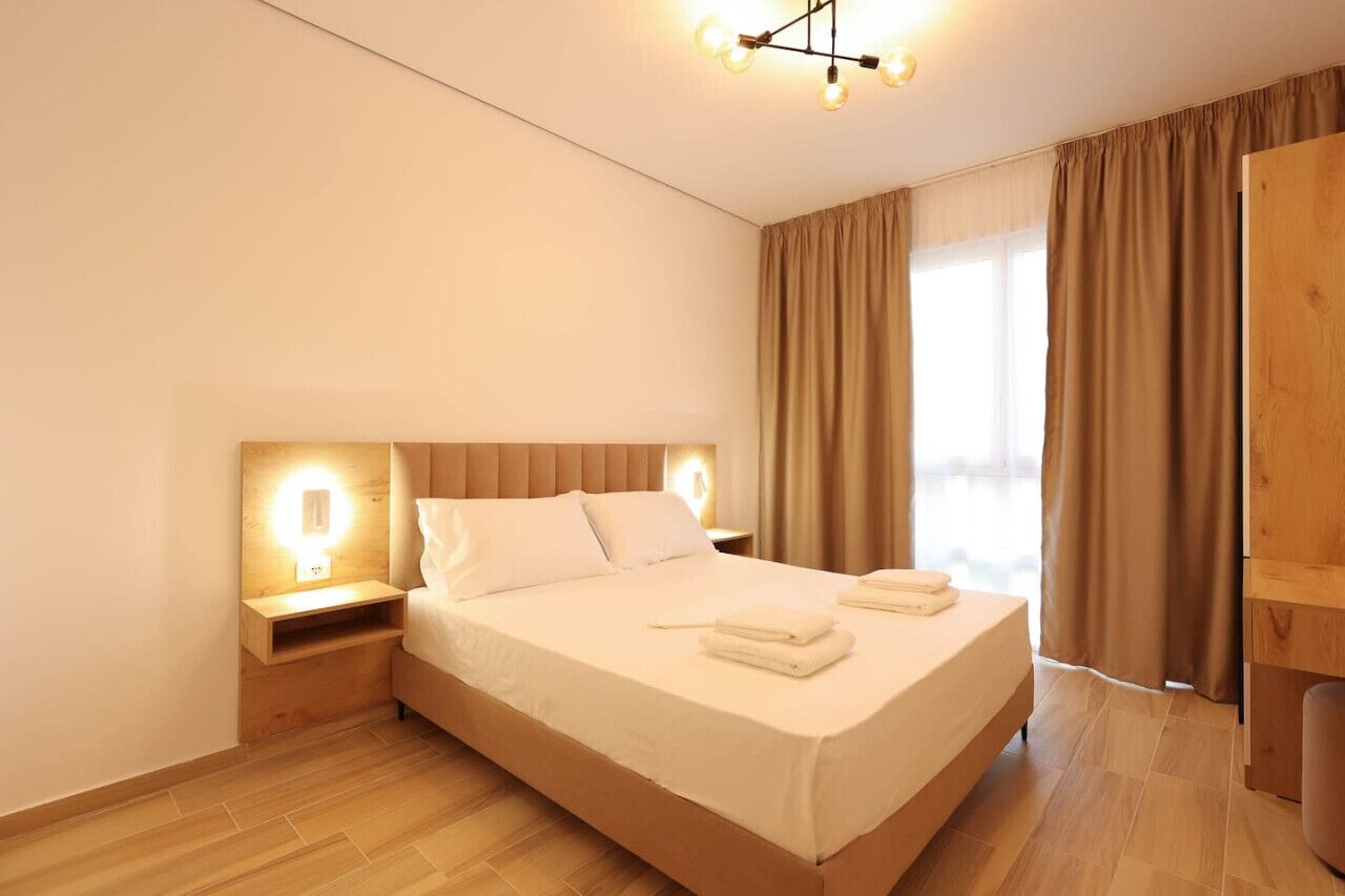 1 bedroom, desk, WiFi