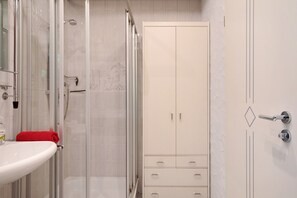 Suihku, ilmaiset hygieniatuotteet, pyyhkeet