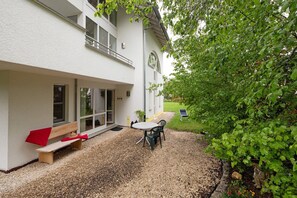 Outdoor dining - Apartment 'Stumpp´s Appartement' with Private Terrace, Wi-Fi and Air Conditioning (Heroldstatt)