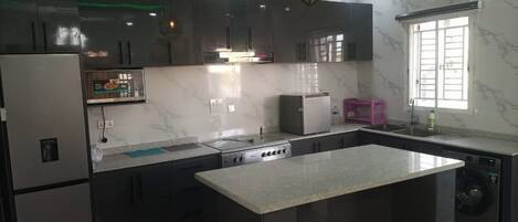 Jääkaappi, mikroaaltouuni, uuni, liesi