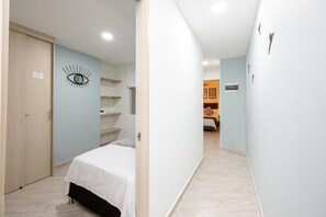 2 habitaciones, tabla de planchar con plancha, wifi y ropa de cama 