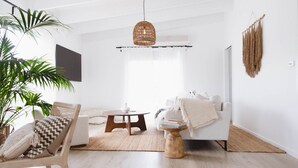 TV, fireplace - Lake Metung | Modern Lake House Escape (Metung)