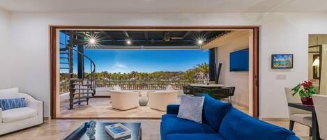 Una Smart TV, un reproductor estéreo