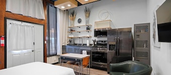 Crossroads Suite:  Steps Away from Historic Rt. 66 and Carthage Square