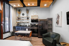 Réfrigérateur, micro-ondes, four, plaque de cuisson