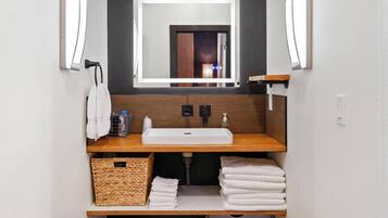 Bruser, hårtørrer, håndklæder, Sæbe