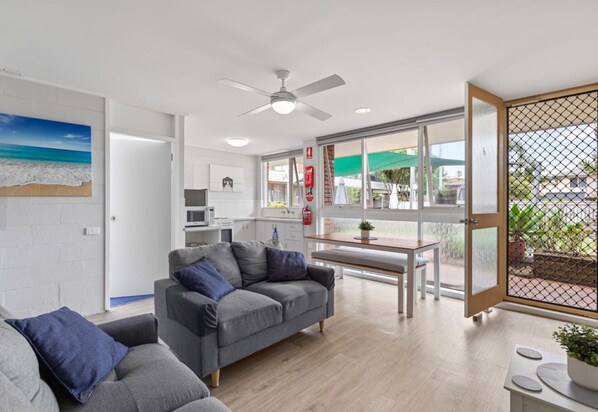 Smart TV - Your 2 bedroom seaside sanctuary - short stroll to beach & township. (Merimbula)