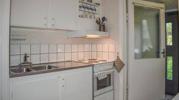 Réfrigérateur, micro-ondes, plaque de cuisson, cafetière/bouilloire