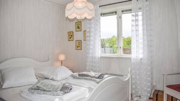 3 bedrooms, iron/ironing board