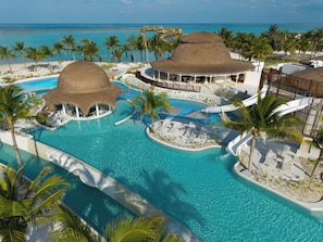 Outdoor pool, free cabanas, pool umbrellas - Centara Mirage Lagoon Maldives (Kodhipparu Falhu)