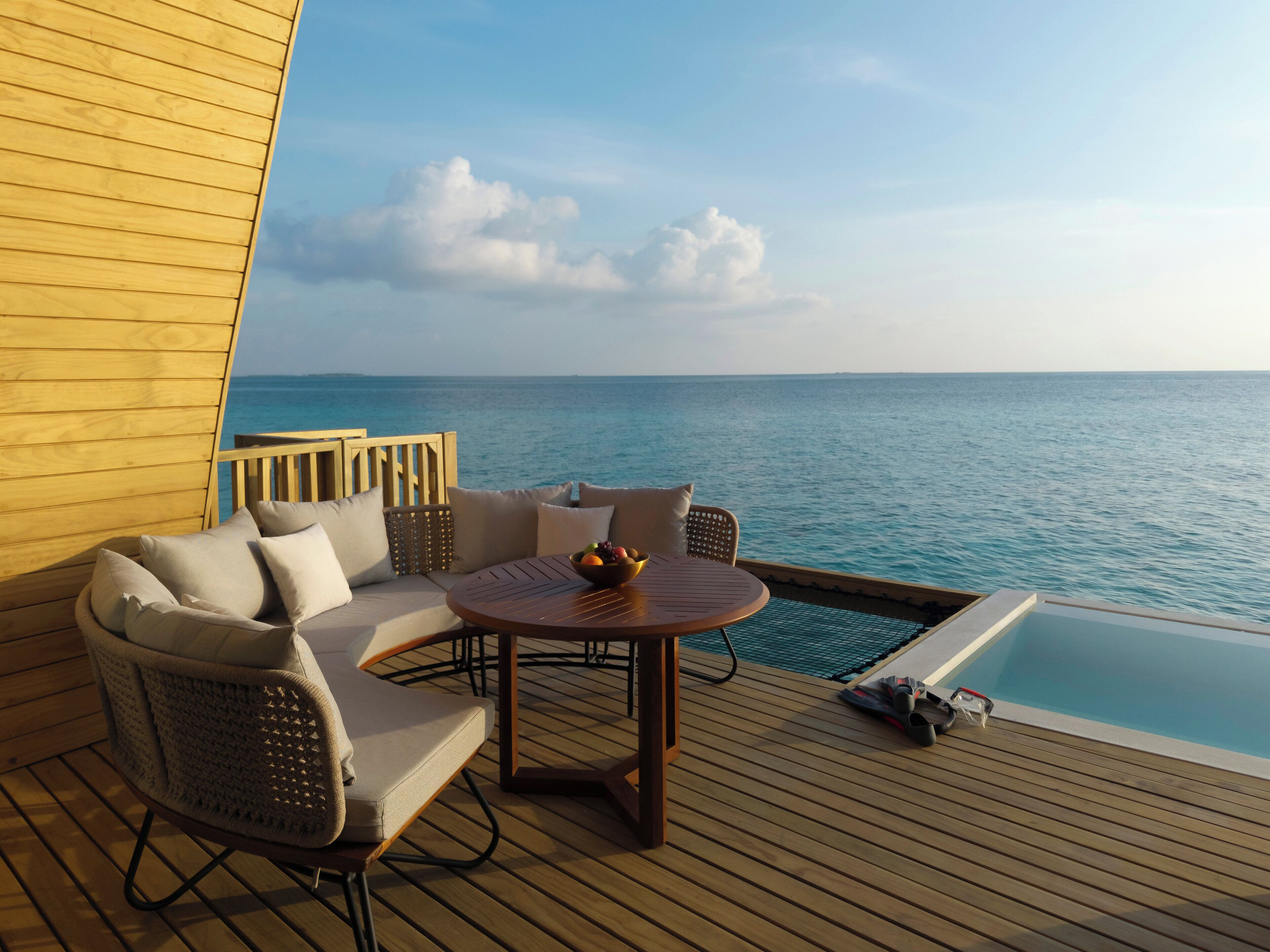 Bộ đồ giường kháng dị ứng, minibar, két bảo mật tại phòng 