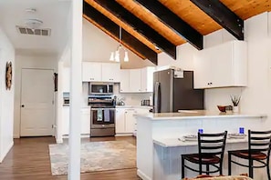 Réfrigérateur, four à micro-ondes, un four, surface de cuisson