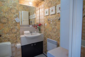 Douche, sèche-cheveux, serviettes fournies