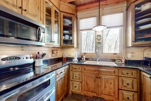 Fridge, microwave, oven, stovetop - Luxe home overlooking Blue Valley & a stream with elevator & designer interior (Highlands)