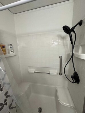 Regadera, toallas, papel de baño 