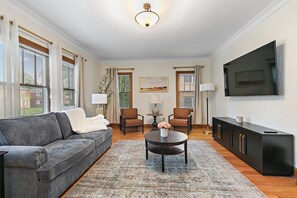 Living area - 1920’s Luxury Rockford Retreat - Lower Unit (Rockford)
