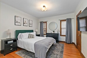 Room - 1920’s Luxury Rockford Retreat - Lower Unit (Rockford)