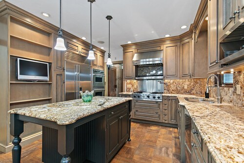 1920’s Luxury Rockford Retreat - Lower Unit