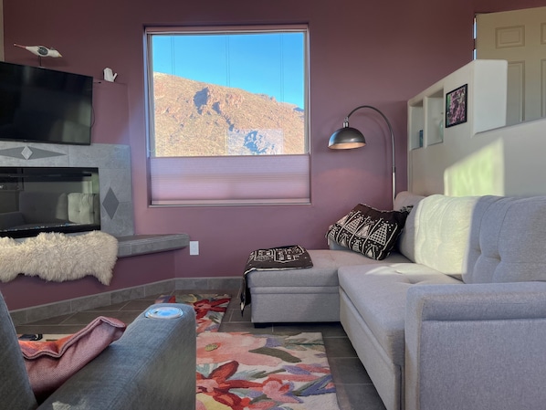Smart TV y chimenea 