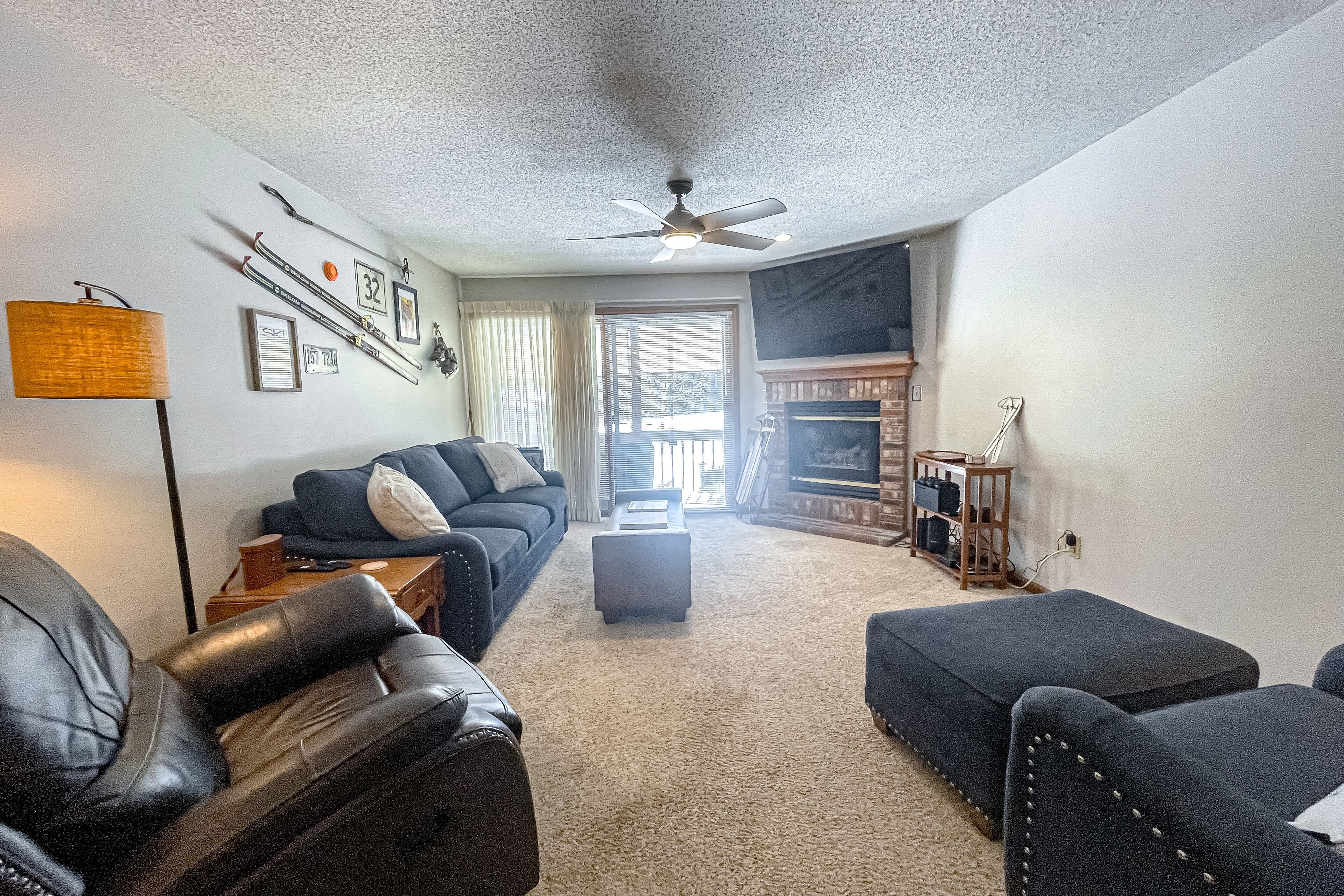 Cozy condo centrally located to town and skiing with rec center amenities
