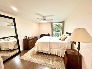 1 bedroom, desk, WiFi, bed sheets - West Hollywood Quiet condo with many amenities, 2 blocks from St. Monica Blvd (West Hollywood)