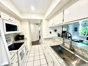 Microwave, oven, stovetop, dishwasher - West Hollywood Quiet condo with many amenities, 2 blocks from St. Monica Blvd (West Hollywood)
