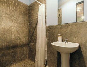 مناشف، صابون، ورق حمّام