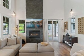 Een smart-tv, een open haard en een kantoor