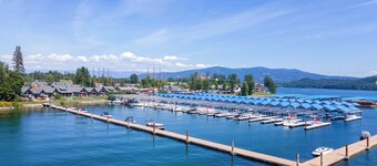 Pet Friendly, Sleeps 10 People, Private Hot Tub, High Speed WiFi & AC