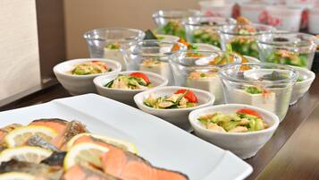 Daily buffet breakfast (JPY 1320 per person)