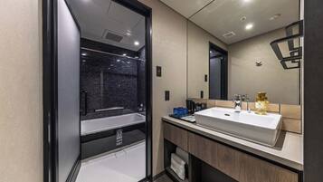 Habitación familiar, para no fumadores (Japanese-Western Style) | Baño | Amenidades de baño gratuitas, secadora de cabello, pantuflas, toallas