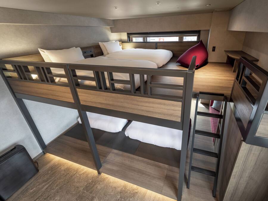 Dormitorio con literas, escritorio y ventana.