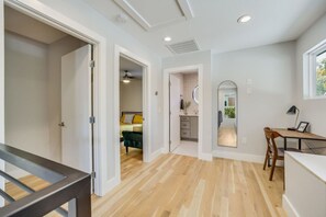 4 Schlafzimmer, Schreibtisch, Bügeleisen/Bügelbrett, Reisekinderbett