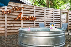 Outdoor spa tub - Walk to Rainey & 6th St +Groups! (Austin)