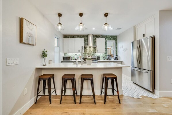 Kühlschrank, Mikrowelle, Ofen, Herdplatte